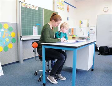 Sanus ergonomisk arbejdsstol med roterbar og højderegulerbar ryglæn / armlæn - velegnet til skoler, institutioner mv.